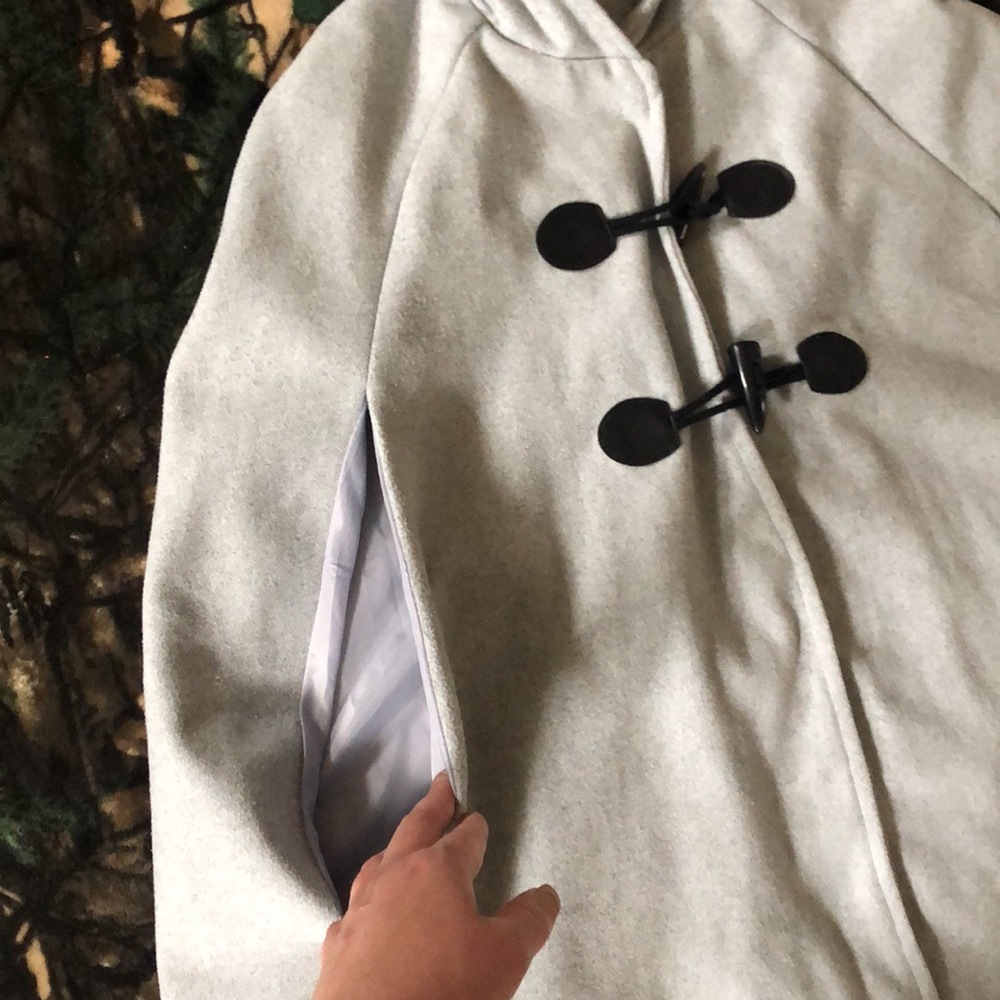 Cape - Picture 4 of 4